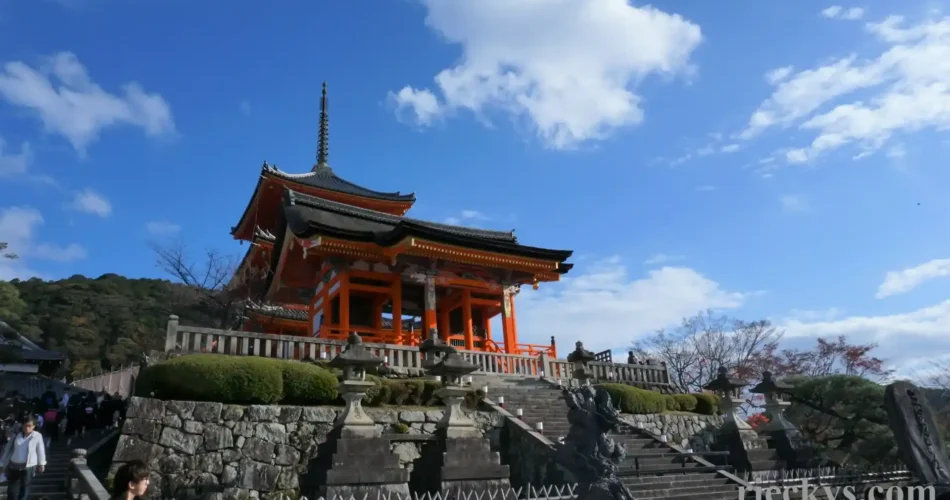 Kuil Kiyomizu-dera, Kyoto: Pemandangan yang Mempesona